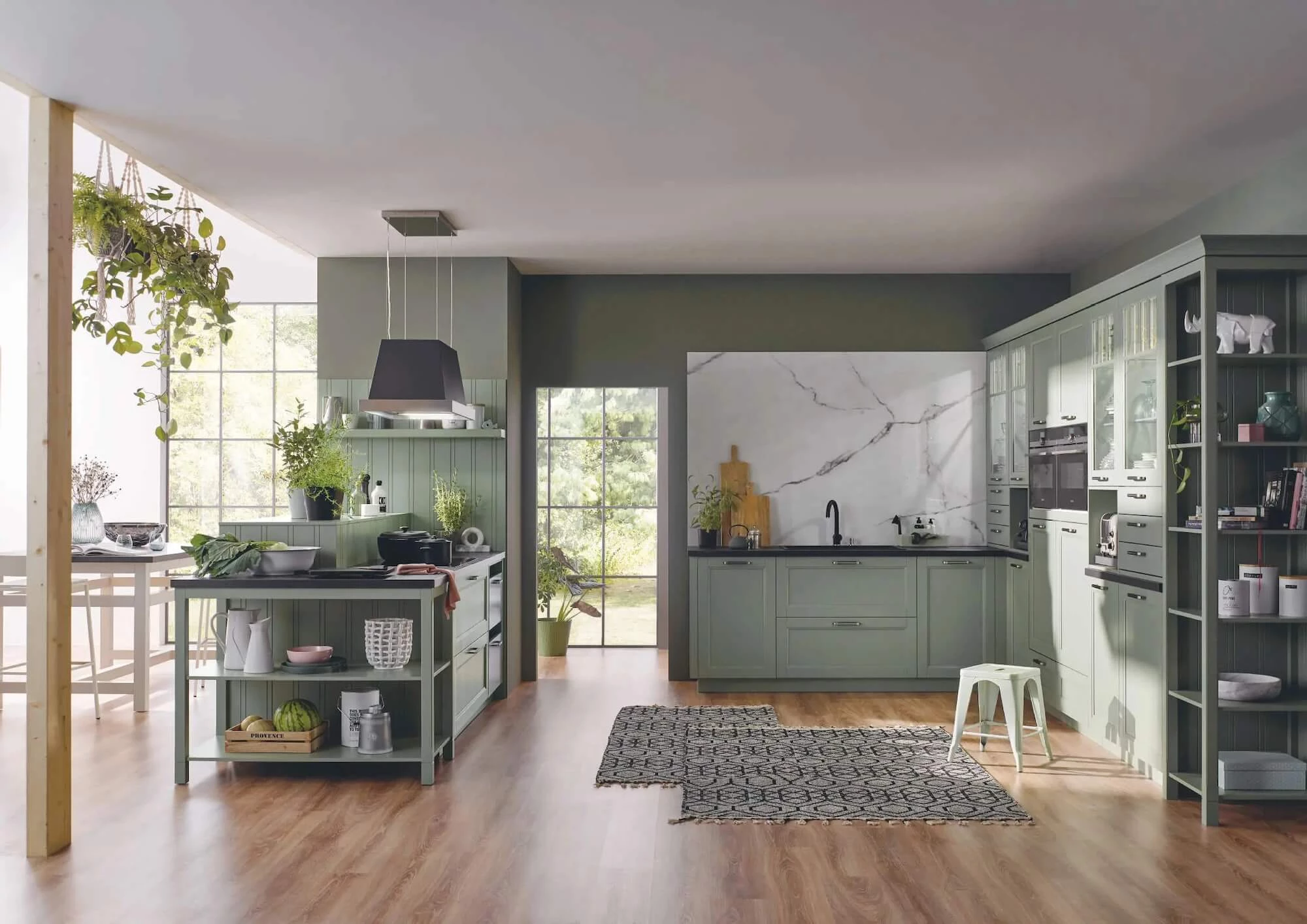 Bauformat Landhauskueche mit Halbinsel Gruen