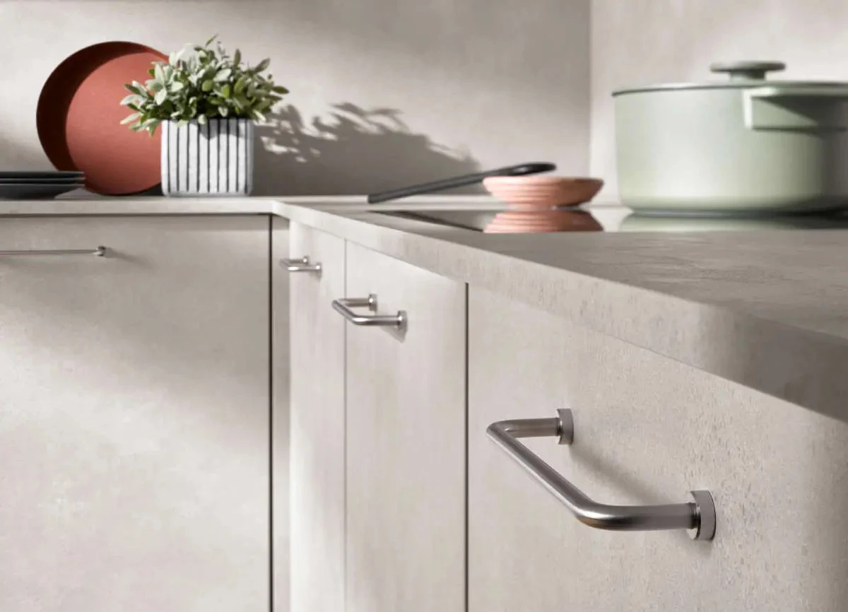 Burger L-Kueche modern Beton mit Buegelgriffen