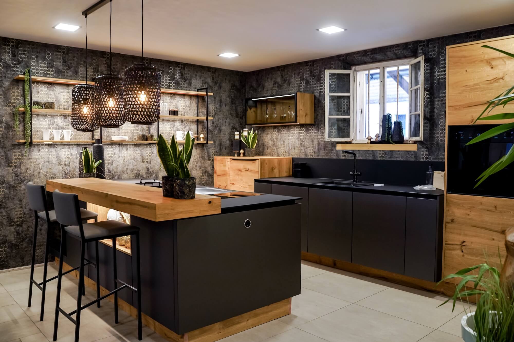 Ausstellung Huber Kuechen Designkueche mit Insel Schwarz mit Bartresen Holz