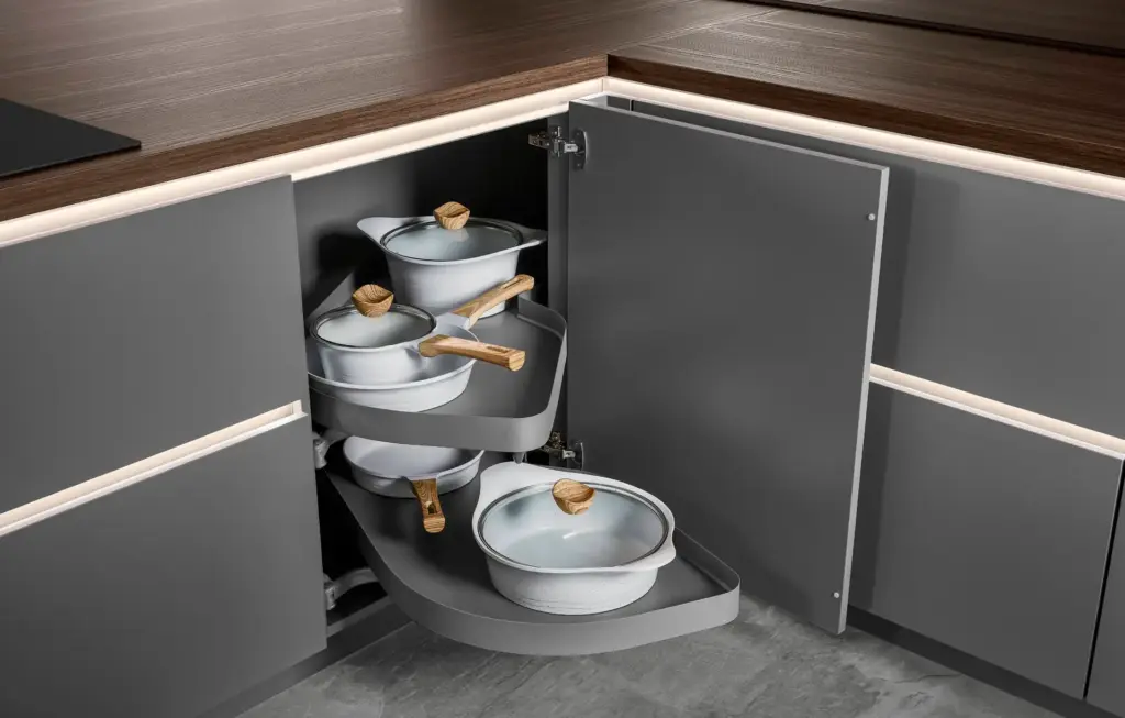 Kleine Küche planen: Eckschrank mit Schwenkauszug (Le Mans) in einer grauen Nobilia-Küche