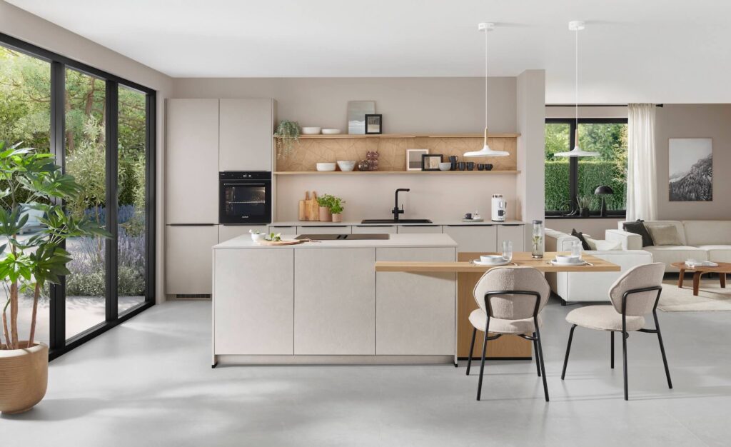 Nobilia-Look-Designkueche-mit-Insel-Sand-strukturiert