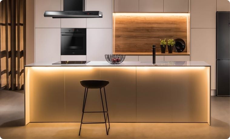 Amica Designlinie Fusion in einer Küche mit beleuchteter Kücheninsel