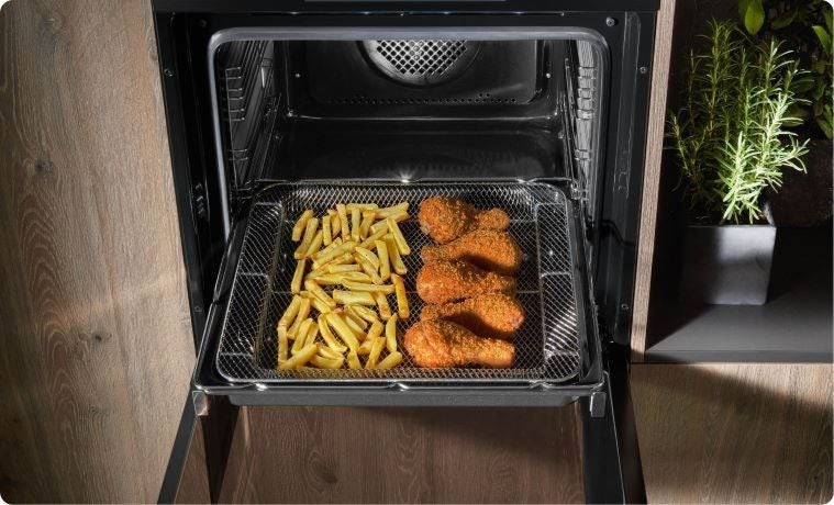 Amica Einbaubackofen mit ausgezogenem AirFry Blech