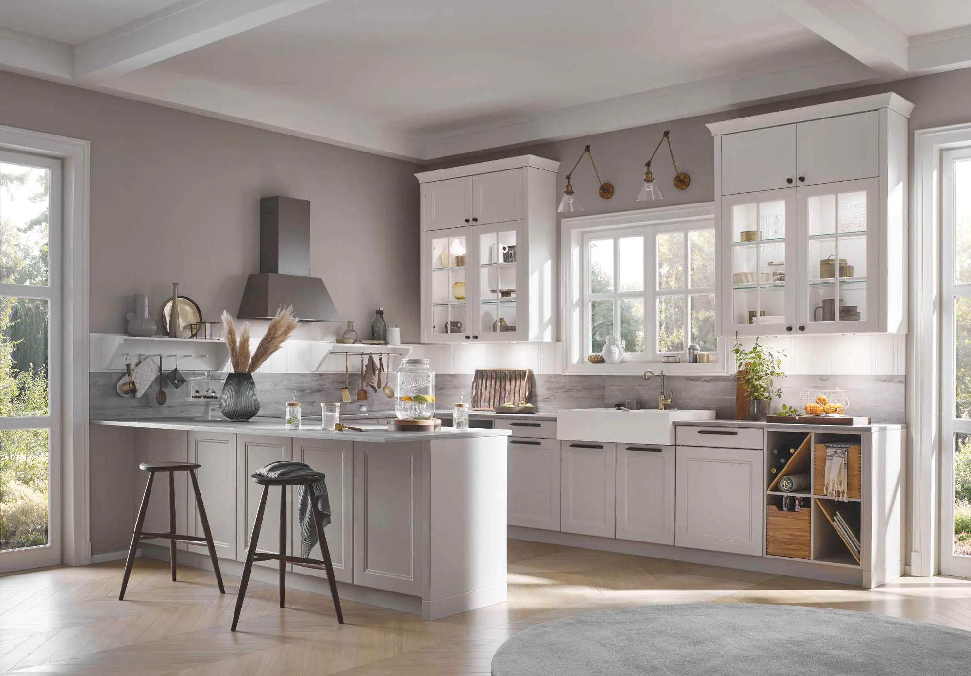 Landhausküche in Weiß mit Vitrinen, Rahmenfronten und Keramikspüle