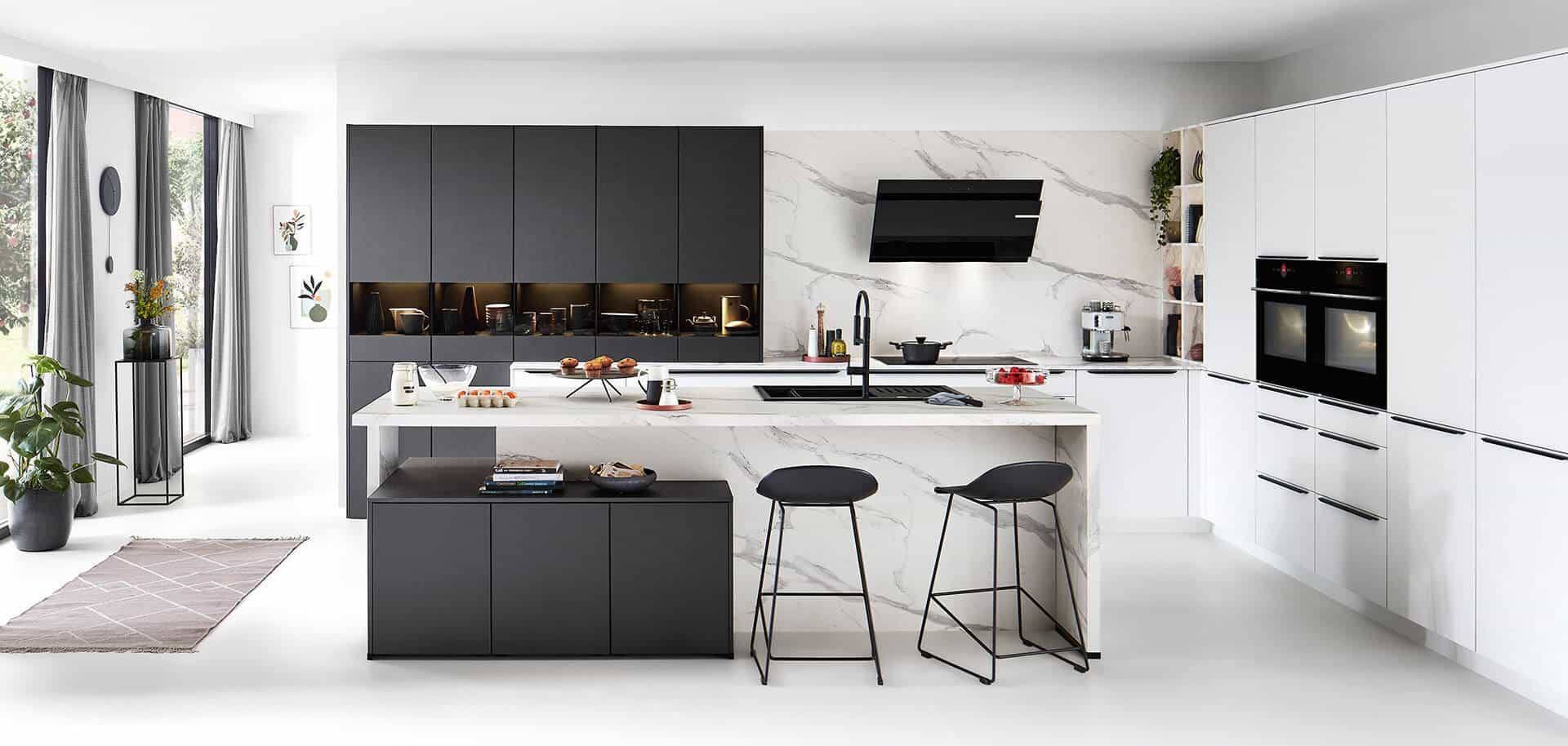 Designküche in Weiß Hochglanz mit schwarzen Akzenten und Kücheninsel