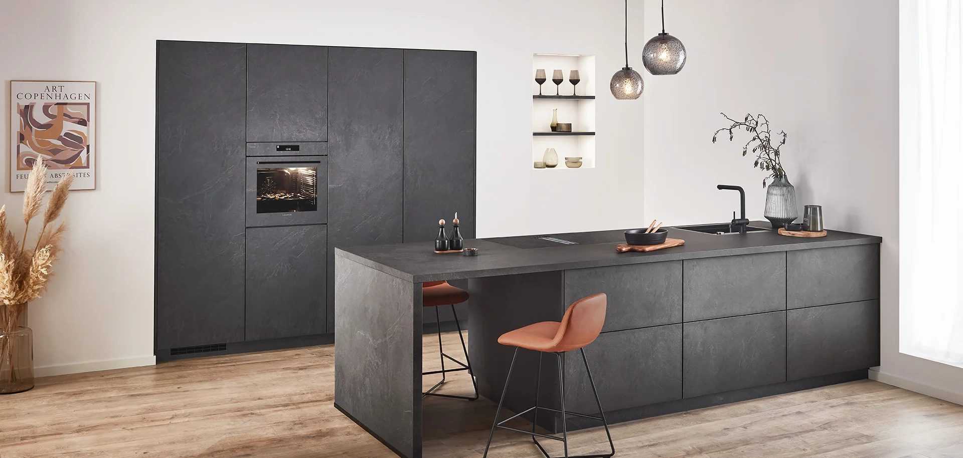 Designküche in dunklem Grauschiefer mit Theke und Hochschrank