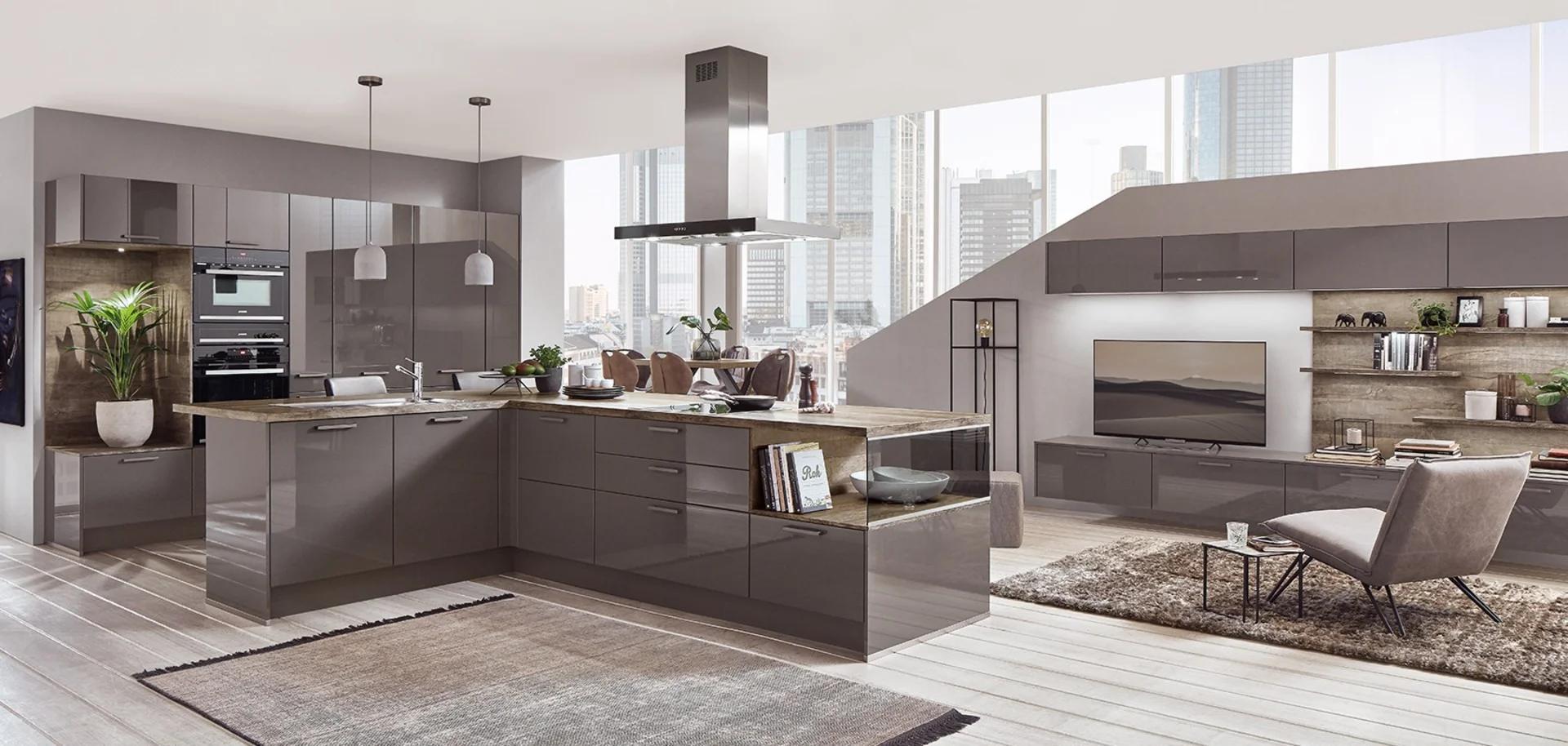 Designküche mit Halbinsel in Schiefergrau Hochglanz mit Übergang zum Wohnbereich