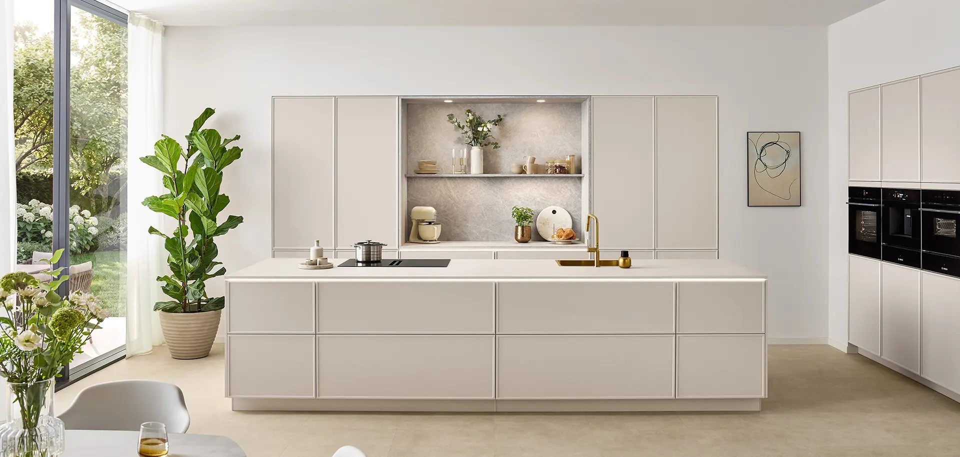 Puristische Designküche in Sand mit grifflosen Fronten und Kücheninsel