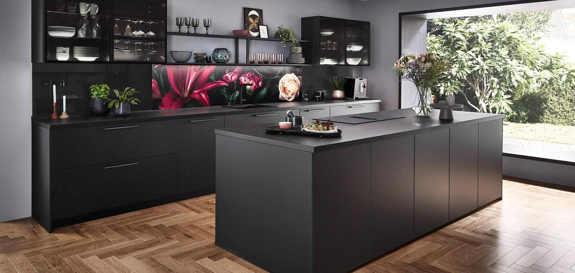 Designküchen: schwarze Inselküche mit matten Fronten und offenen Regalen