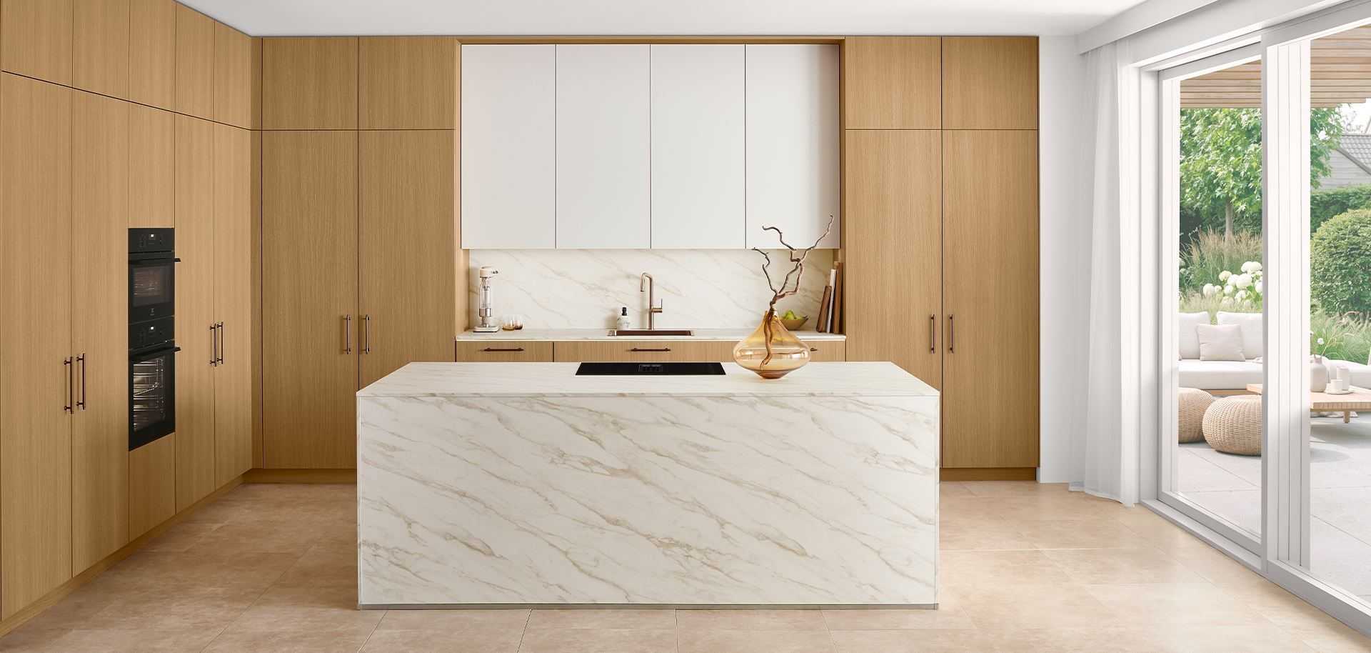 Designküche mit Holzfronten in Eiche und Kücheninsel in Marmoroptik
