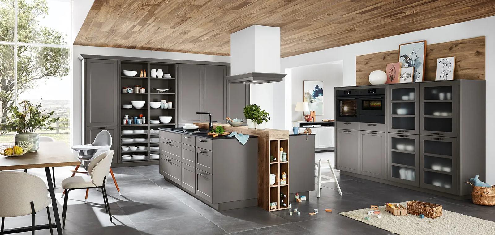 Landhausküche in Schiefergrau mit Kücheninsel und Vitrinenschränken