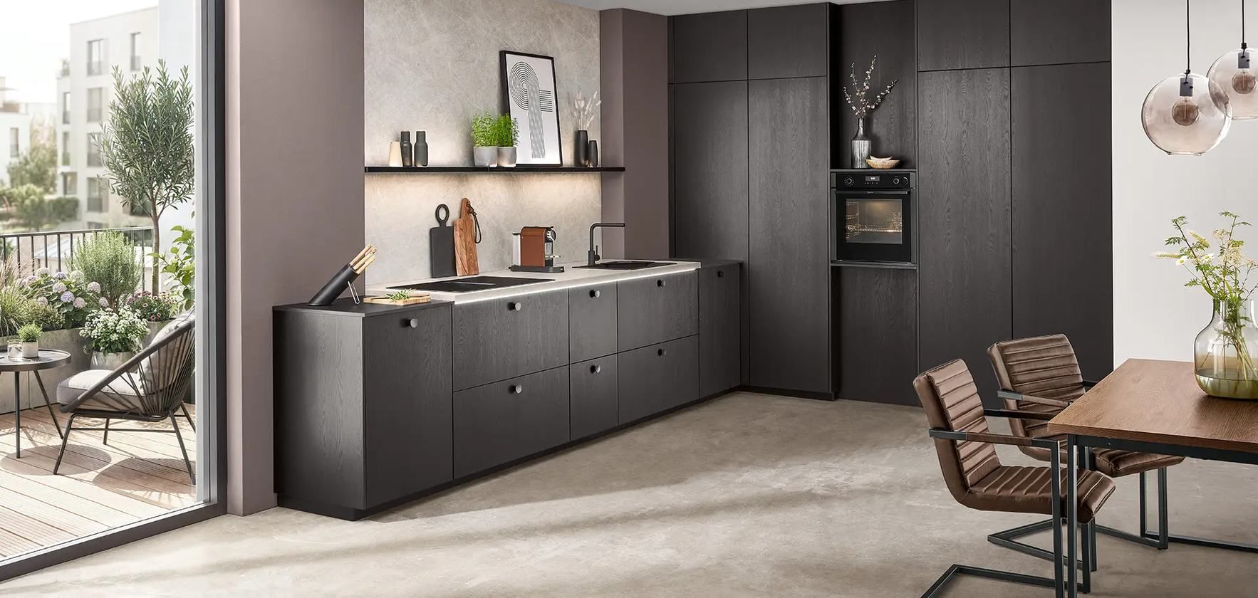 Designküche in dunkler Eiche mit Hochschränken und Wandregal
